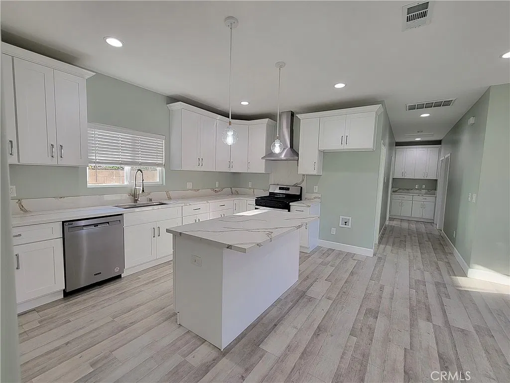 3 bed, 1200 sqft, $3,450 — Photo 2