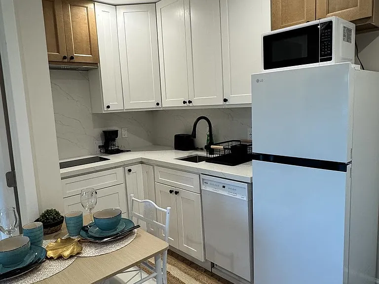 122 Vernon St — Photo 1