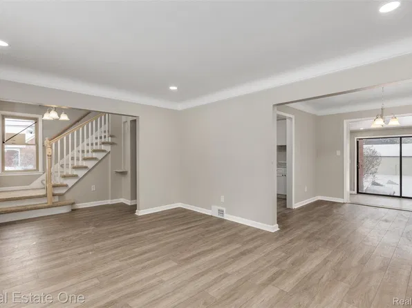 19196 Berden St, Grosse Pointe, MI 48236
