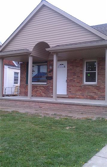 1630 Lincoln Outside Front