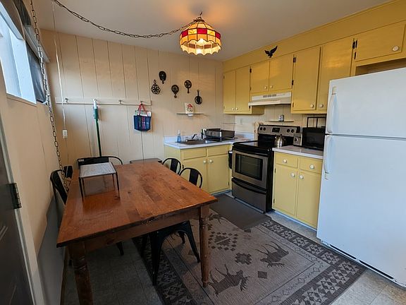 Fully equipped kitchen with that 70s vibe