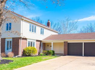 2074 Country Field Dr, Chesterfield, MO