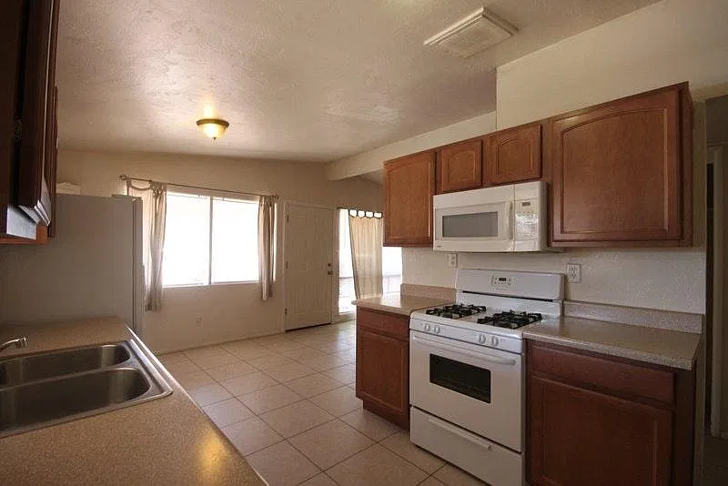 3 bed, 1050 sqft, $1,390 — Photo 3