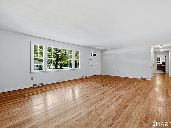 5th image of 207 School House Road