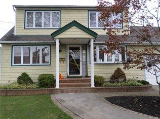 290 41st St, Lindenhurst, NY 11757