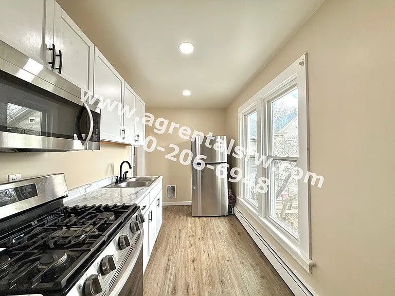 1829 Broadway — Photo 8