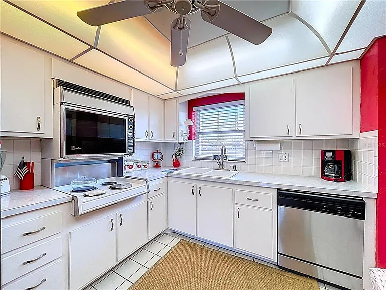 4650 Cove Cir #209 — Photo 4