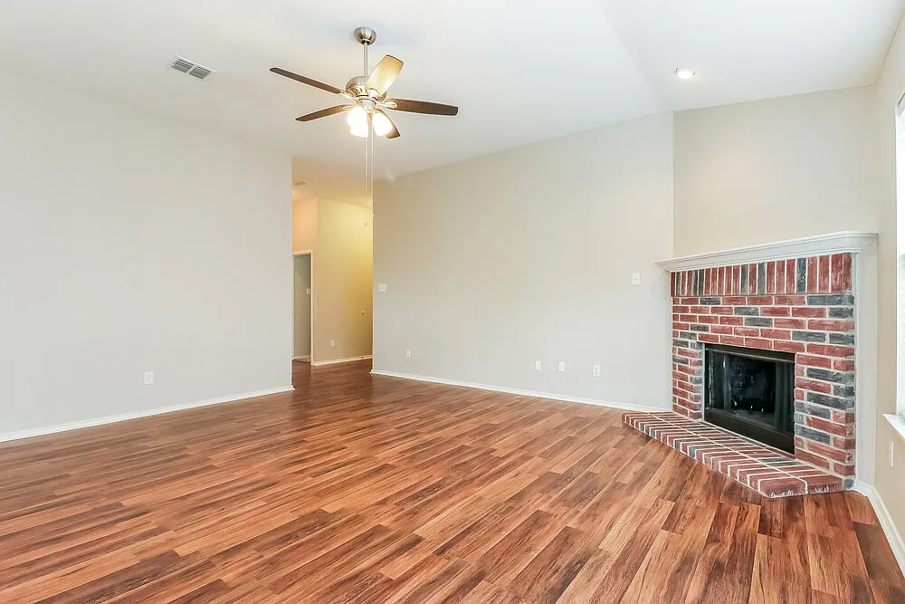 3 bed, 2.0 bath, 1605 sqft, $2,080 — Photo 3