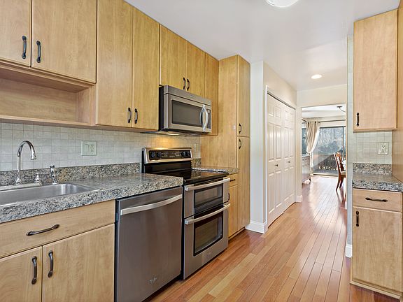 4th image of 19 Rockhagen Rd