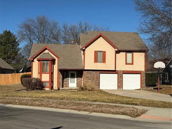 412 NE Deerfield Ct, Lees Summit, MO 64086