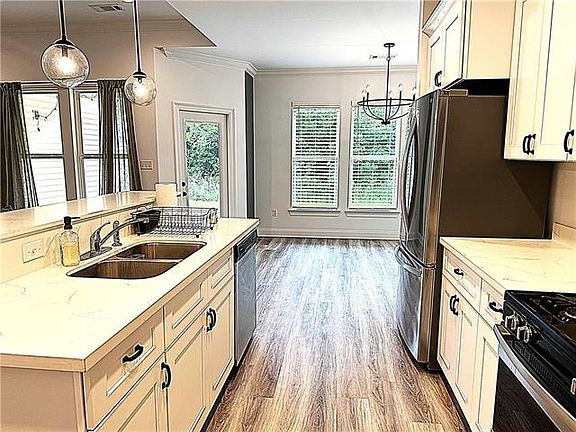 4th image of 70325 State St