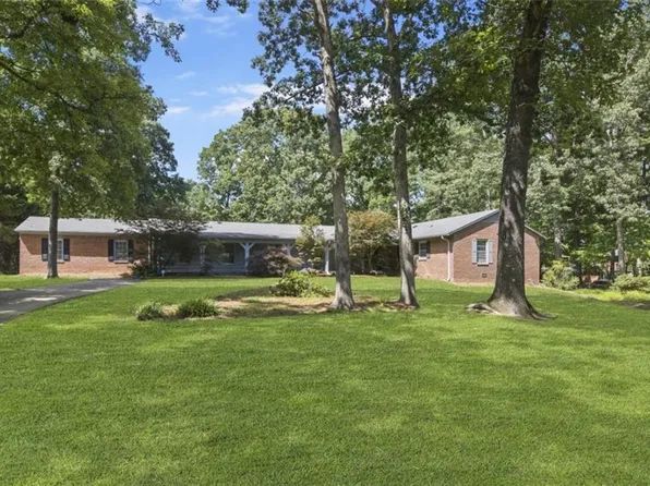 4207 Stonehenge Rd, Greensboro, NC 27406