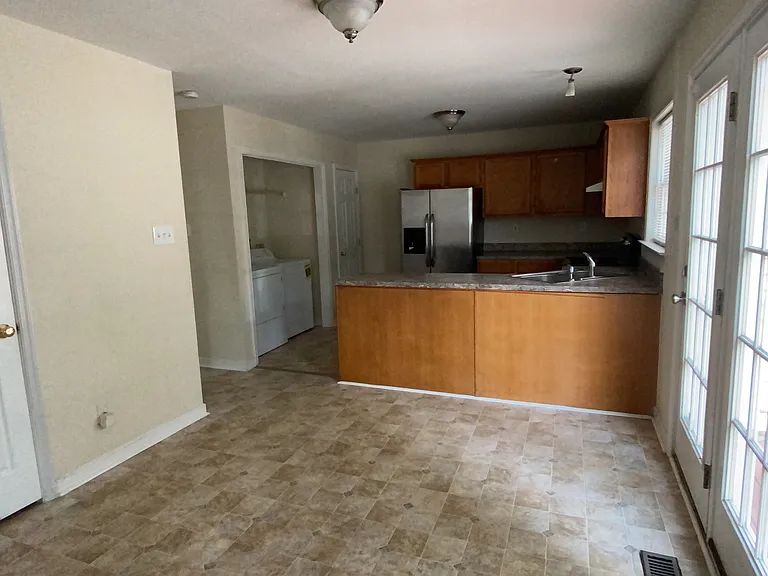 1608 Wallace St — Photo 12