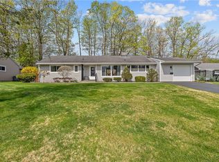 16 Memory Ln, North Syracuse, NY 13212