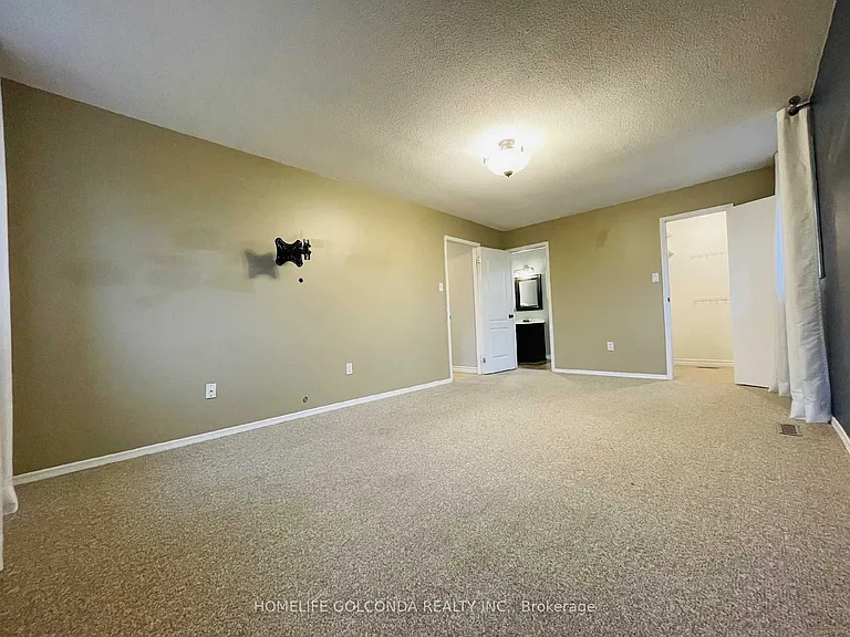 909 Ferndale Cres #UPPER LEVEL — Photo 10