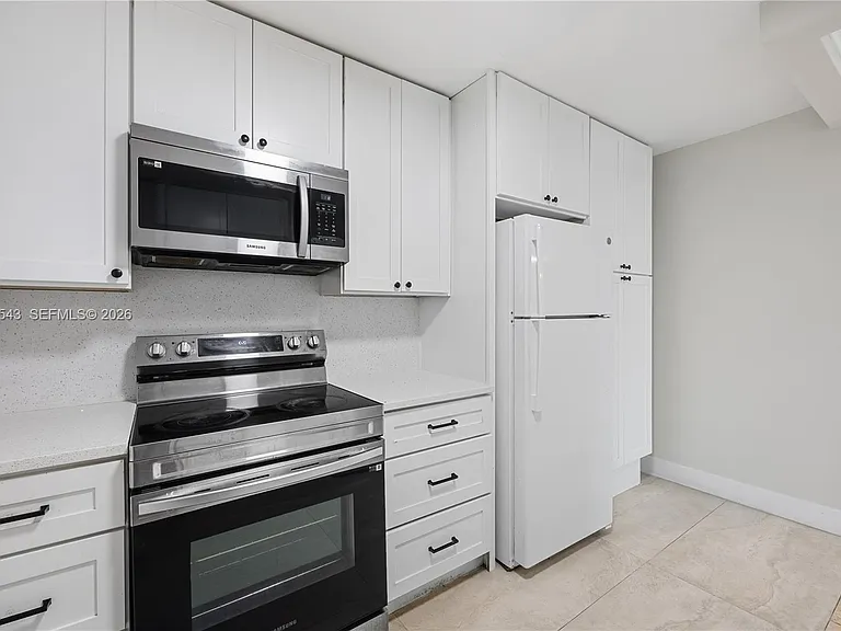 5141 Hollywood Blvd #209 — Photo 2