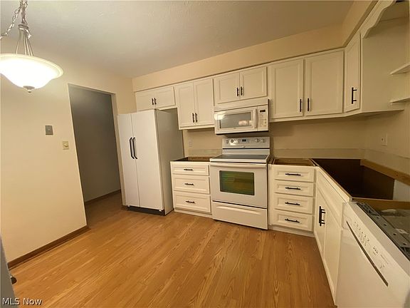 3rd image of 157 Kimrose Ln