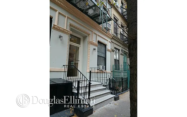 Sold by Douglas Elliman | media 24