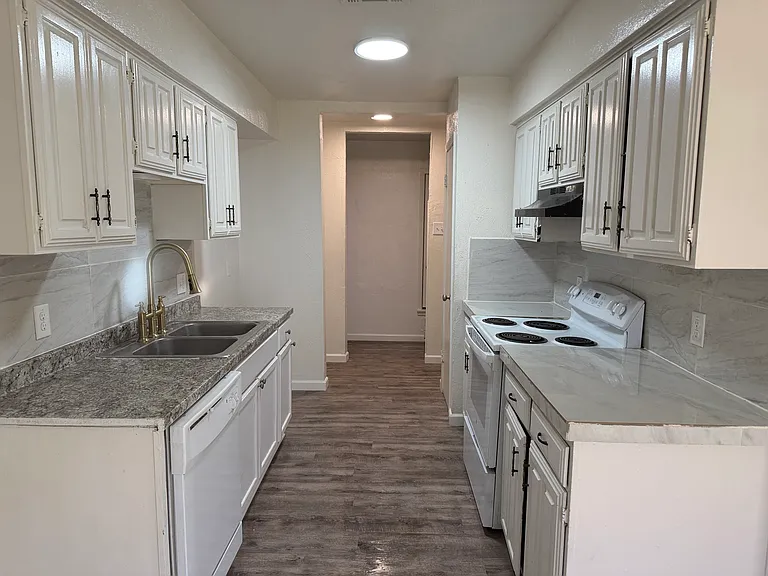 819 Sandalwood Ln — Photo 18