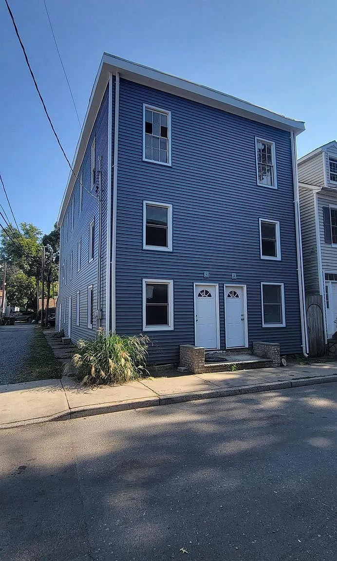 3 bed, 1.5 bath, 3050 sqft, $2,400 — Photo 1