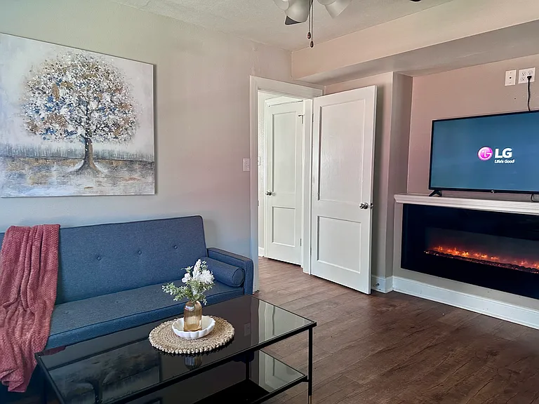 804 E Nueces St #D — Photo 1
