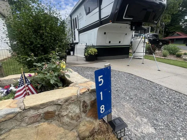 159 Flamingo Cir, Townsend, TN 37882