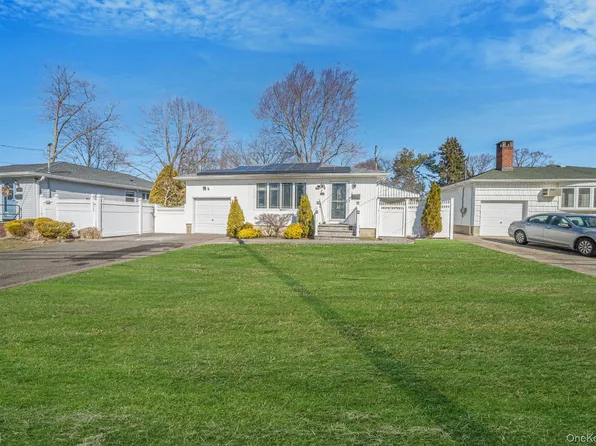 23 Pearsall Place, Deer Park, NY 11729