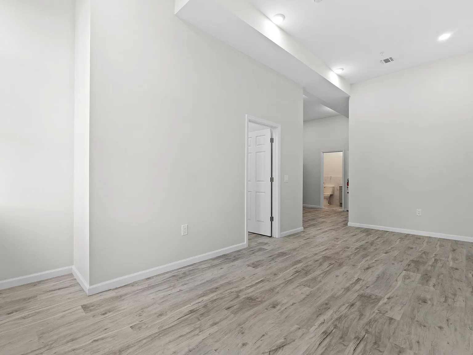 1 bed, 900 sqft, $1,800 — Photo 2