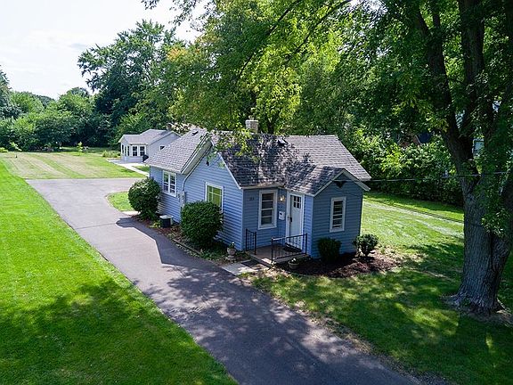 3rd image of 213 Rose Ave