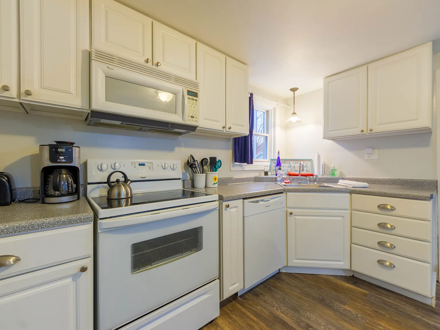 2 bed, 1023 sqft, $2,000 — Photo 2