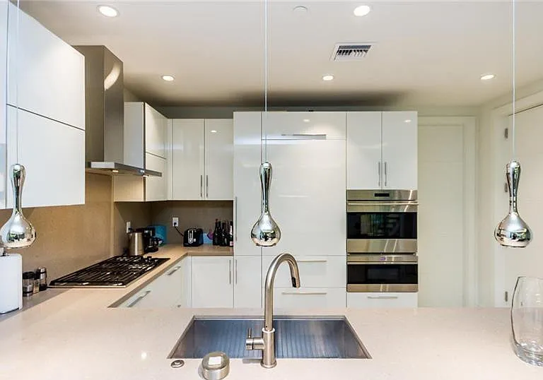 240 Shore Ct — Photo 4