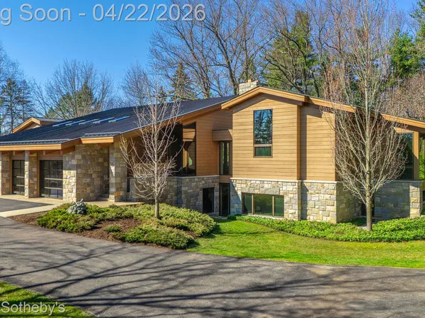 5051 Beach Rd, Troy, MI 48098