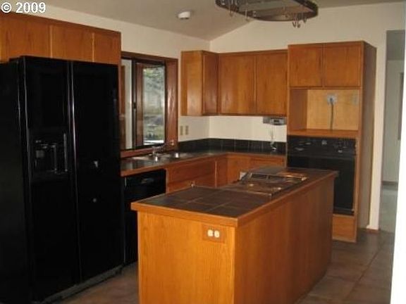 Kitchen with cook island