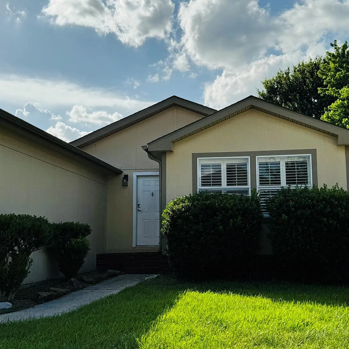3 bed, 2.0 bath, 1442 sqft, $1,775 — Photo 1