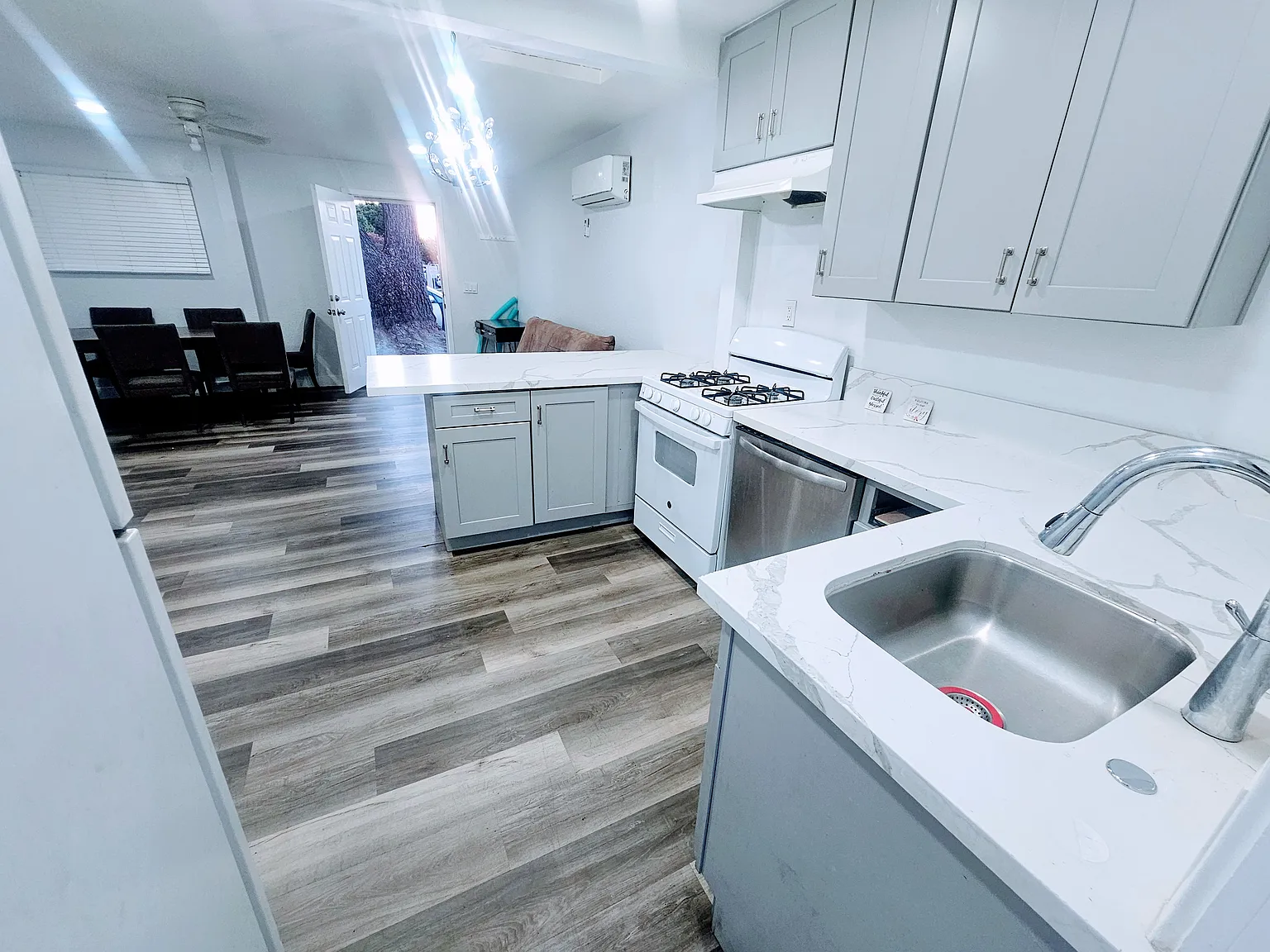 2 bed, 800 sqft, $3,000 — Photo 4