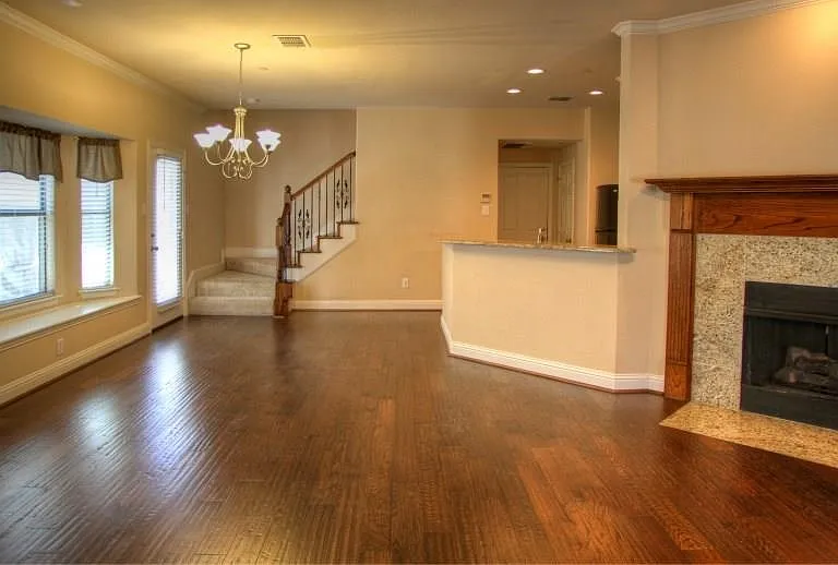 1913 Desoto Dr — Photo 2