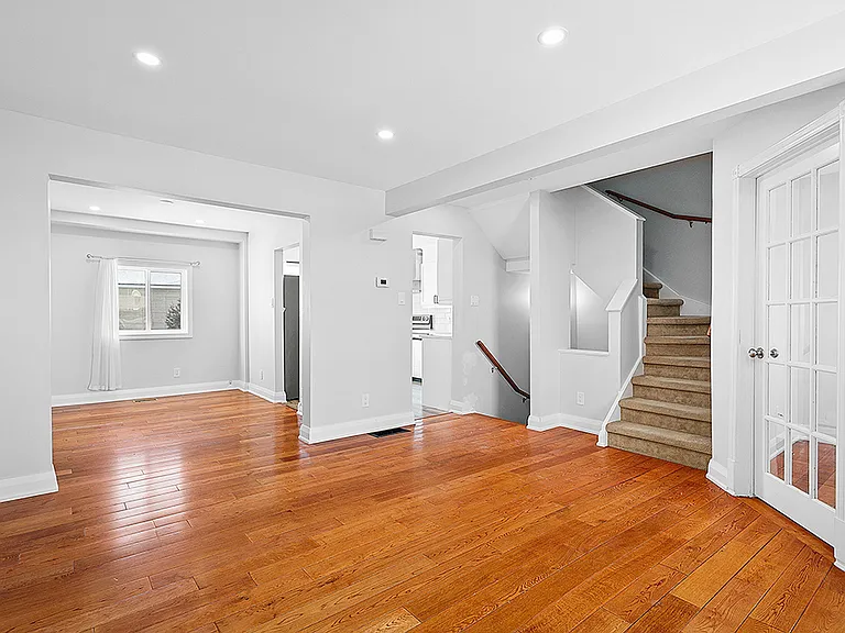 1576 Thurlow St — Photo 9