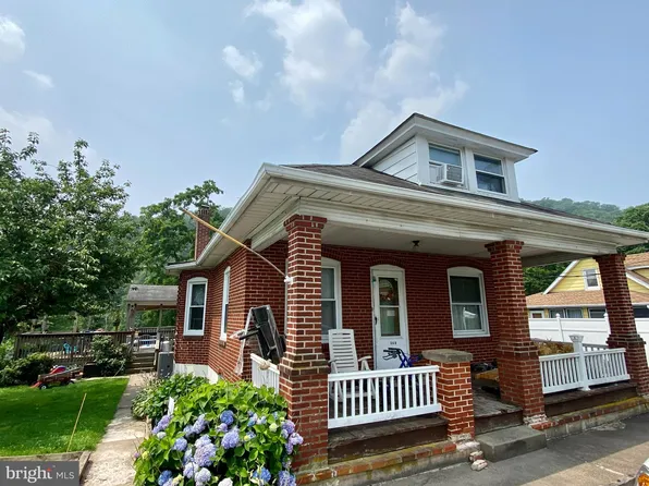 1348 Manatawny Dr, Pottstown, PA 19464