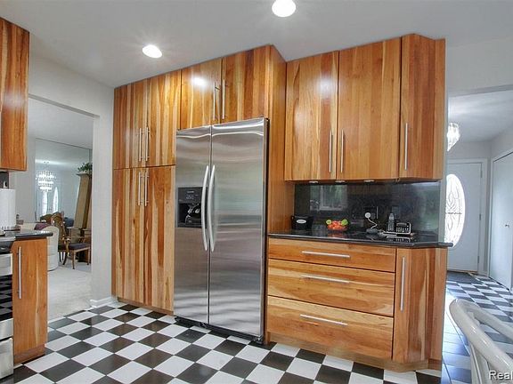 3rd image of 28544 Lake Park Dr