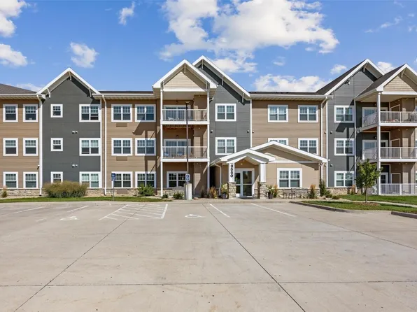 3550 Stone Creek Cir SW #206, Cedar Rapids, IA 52404