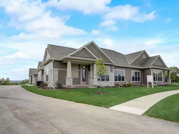 N28W25197 Parkway Ridge CIRCLE D Bldg 8/Unit 28, Pewaukee, WI 53072