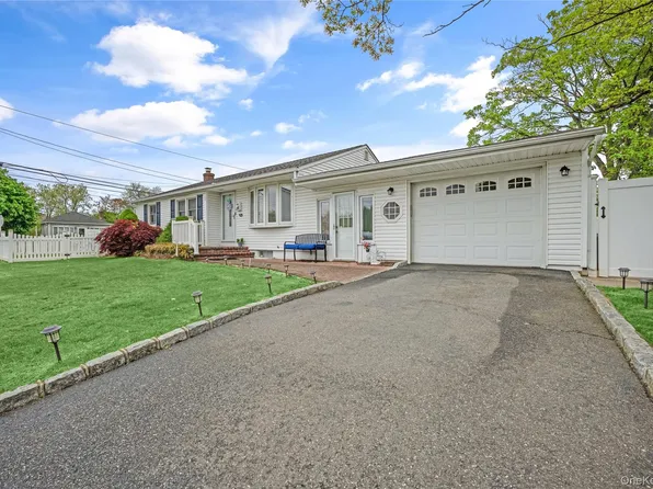 56 15th Avenue, West Babylon, NY 11704