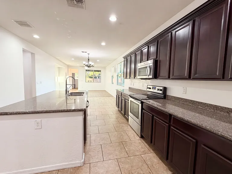 146 E Bernie Ln — Photo 2