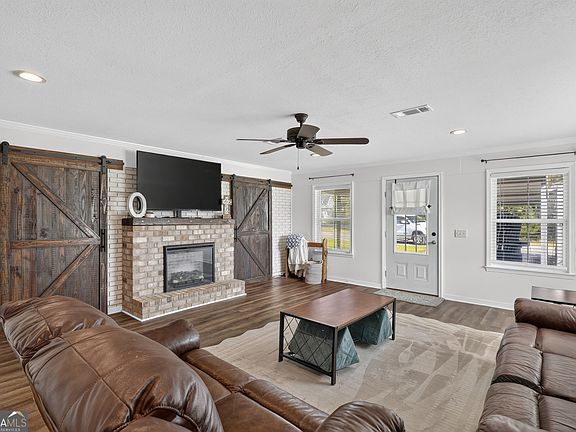 4th image of 615 Pinewood Dr