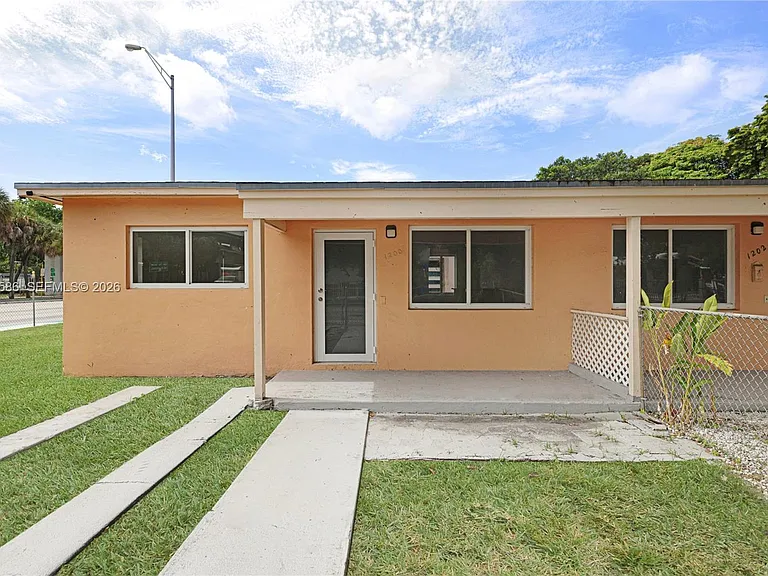 1202 NW 34th St #1202 — Photo 2