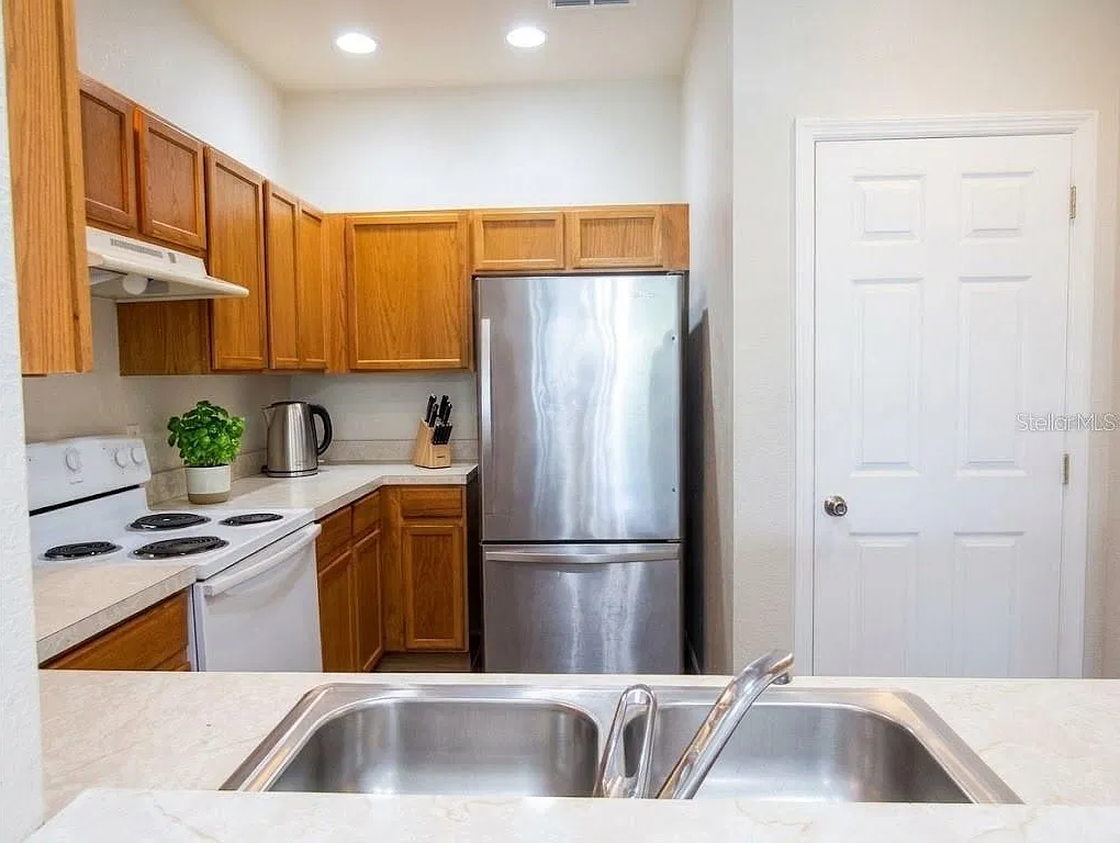 3 bed, 2.5 bath, 1957 sqft, $1,950 — Photo 2