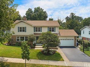 1423 Woodhill Dr, Northbrook, IL 60062