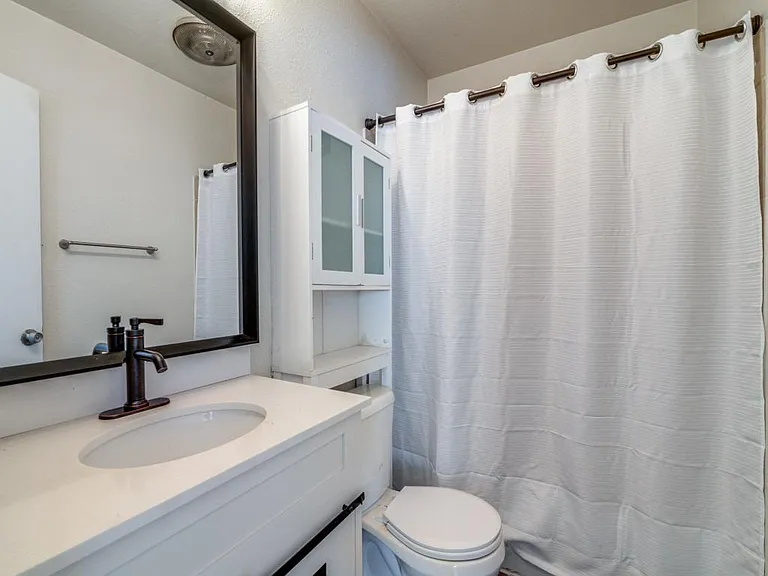 412 Craddock Ave — Photo 2