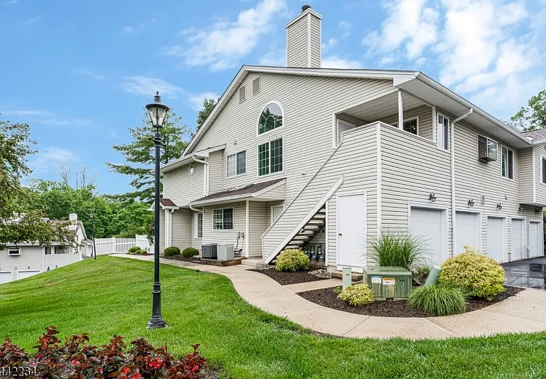 1 Danbury Ct — Photo 16