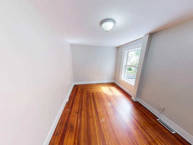 30 Henry St — Photo 14